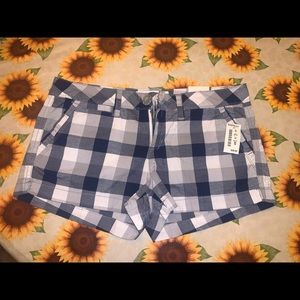 Brand new, with tags. Aéropostale jean shorts. Size 7/8. NEVER WORN.